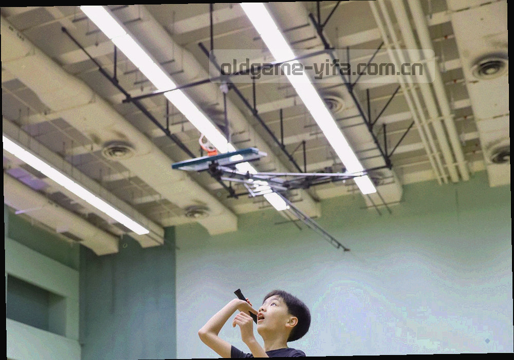 像素风格的工作台俯视图，桌上摆着显示器、放大镜与本子，画面中没有出现人物面部